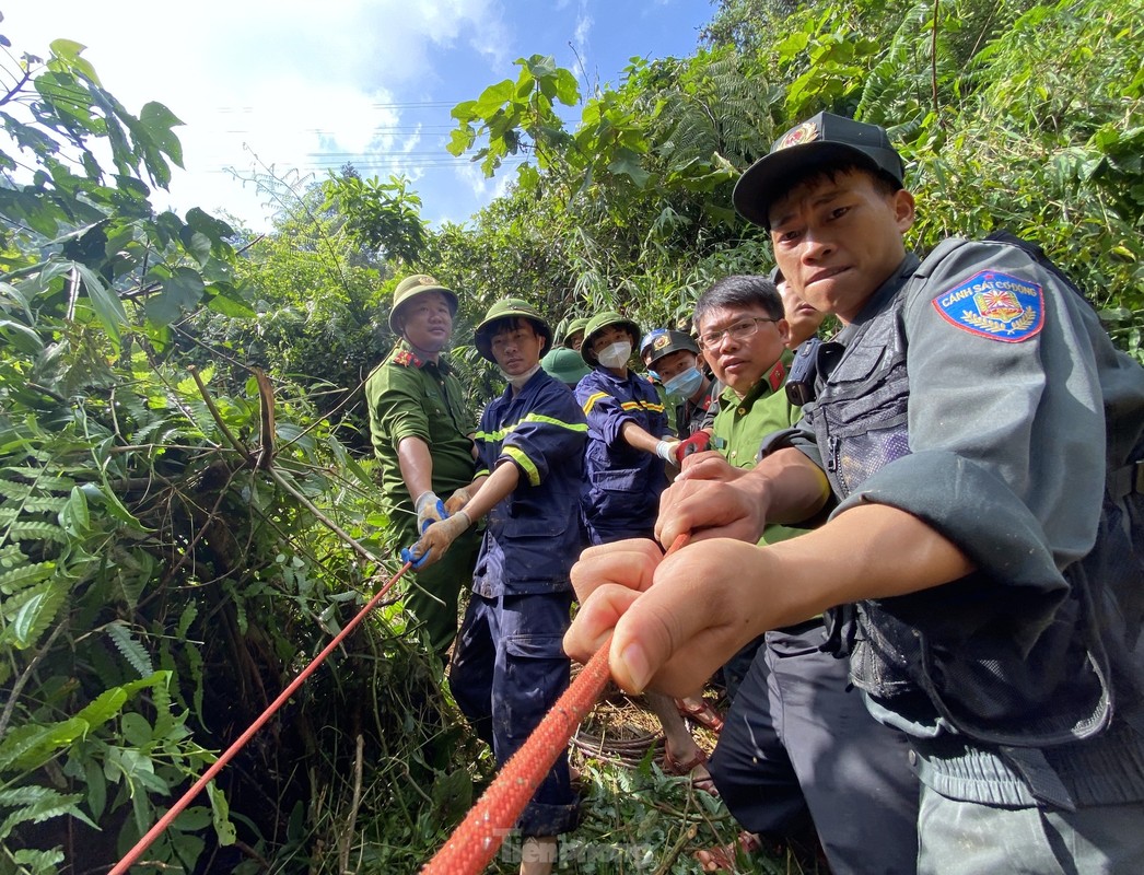 Cao Bang: Toan canh truc vot xe khach bi cuon troi, 29 nguoi chet-Hinh-8