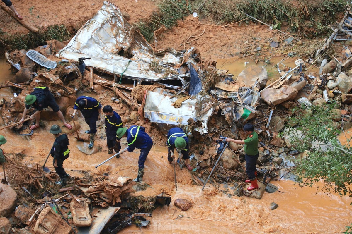 Cao Bang: Toan canh truc vot xe khach bi cuon troi, 29 nguoi chet