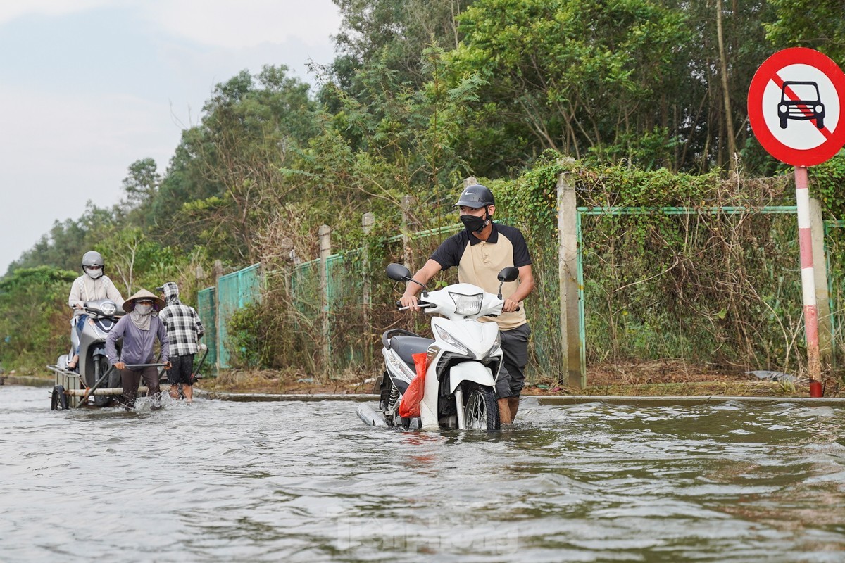 Duong gom dai lo Thang Long ngap sau, xem cach nguoi dan 