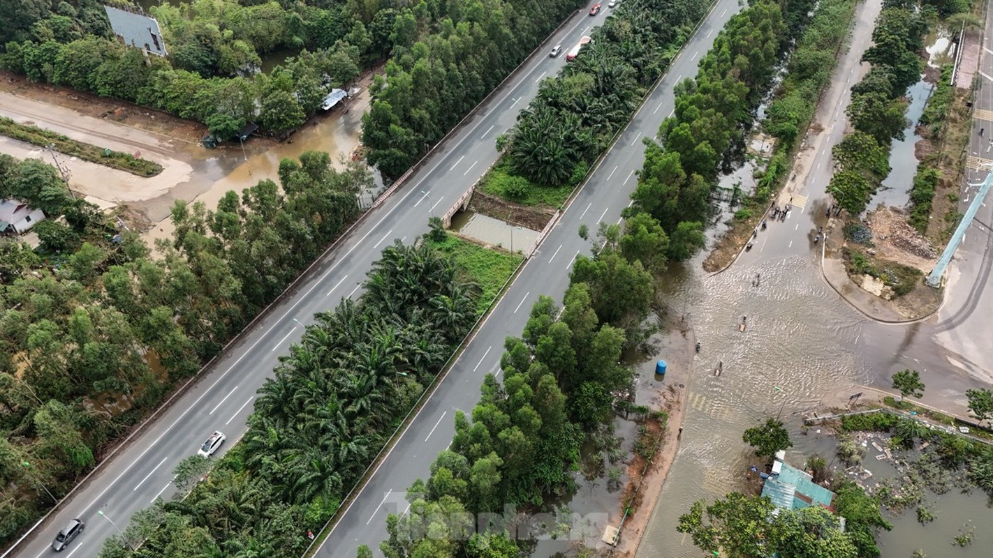 Duong gom dai lo Thang Long ngap sau, xem cach nguoi dan 