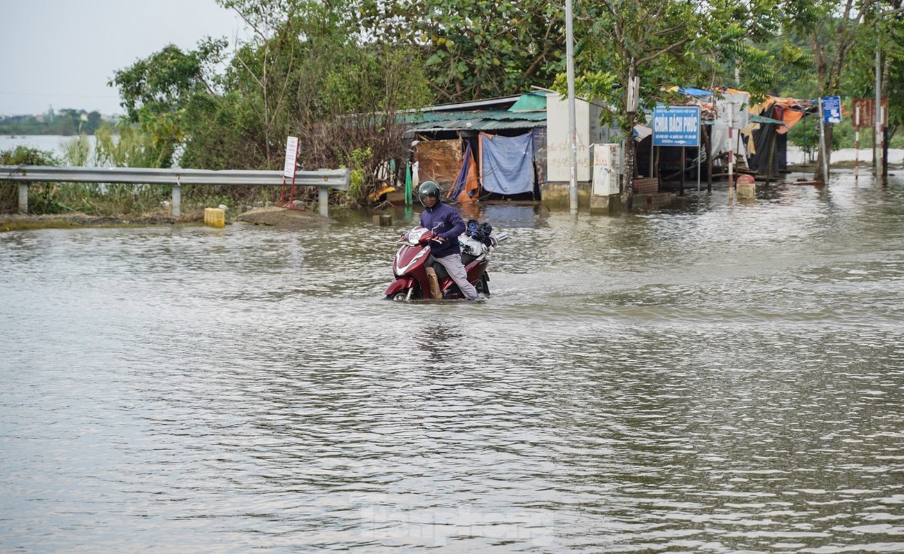 Duong gom dai lo Thang Long ngap sau, xem cach nguoi dan 