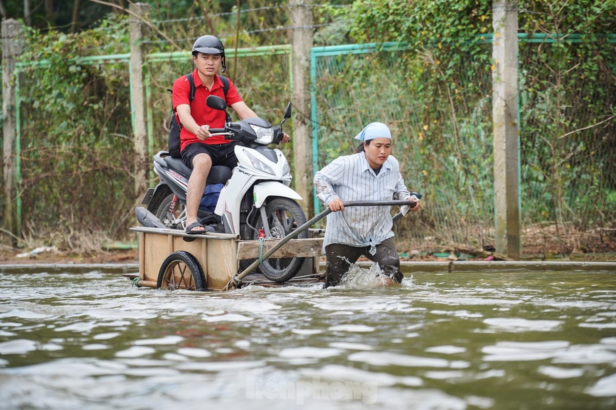 Duong gom dai lo Thang Long ngap sau, xem cach nguoi dan 