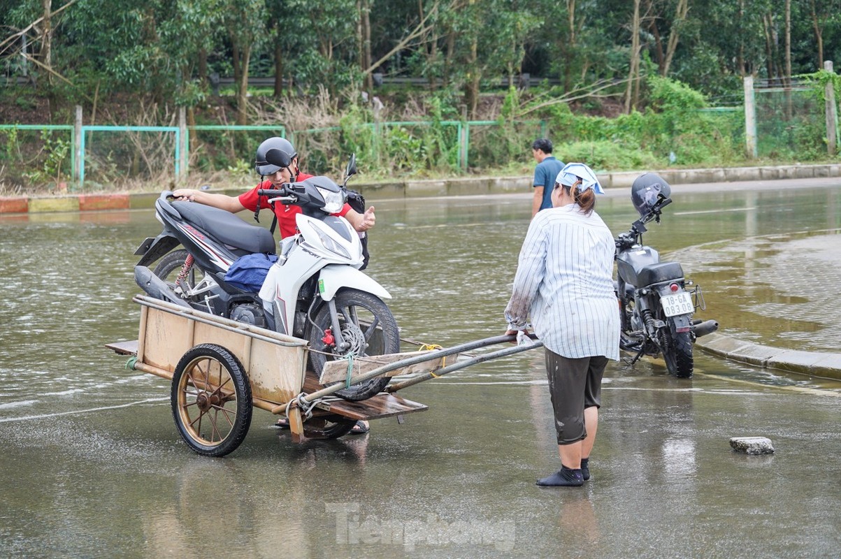 Duong gom dai lo Thang Long ngap sau, xem cach nguoi dan 