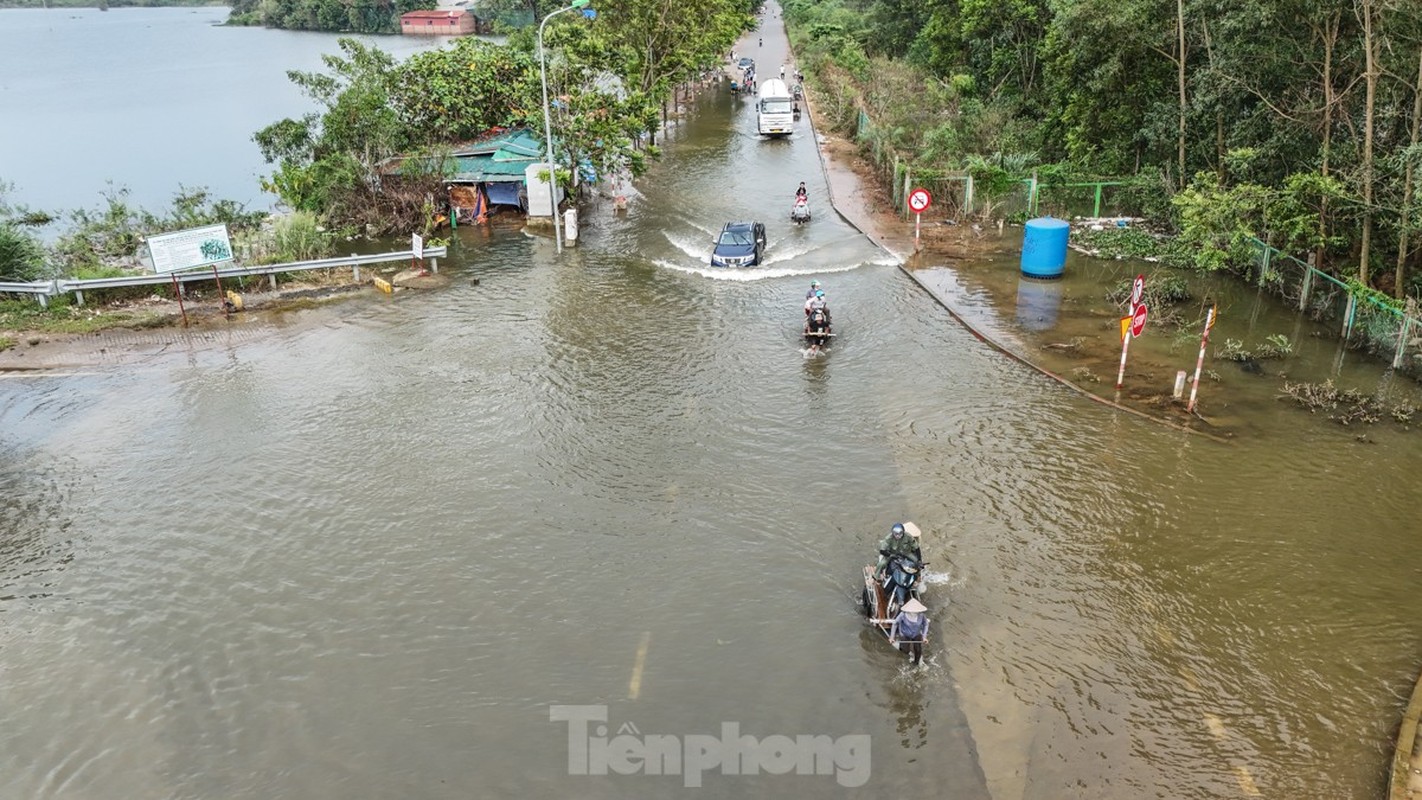 Duong gom dai lo Thang Long ngap sau, xem cach nguoi dan 