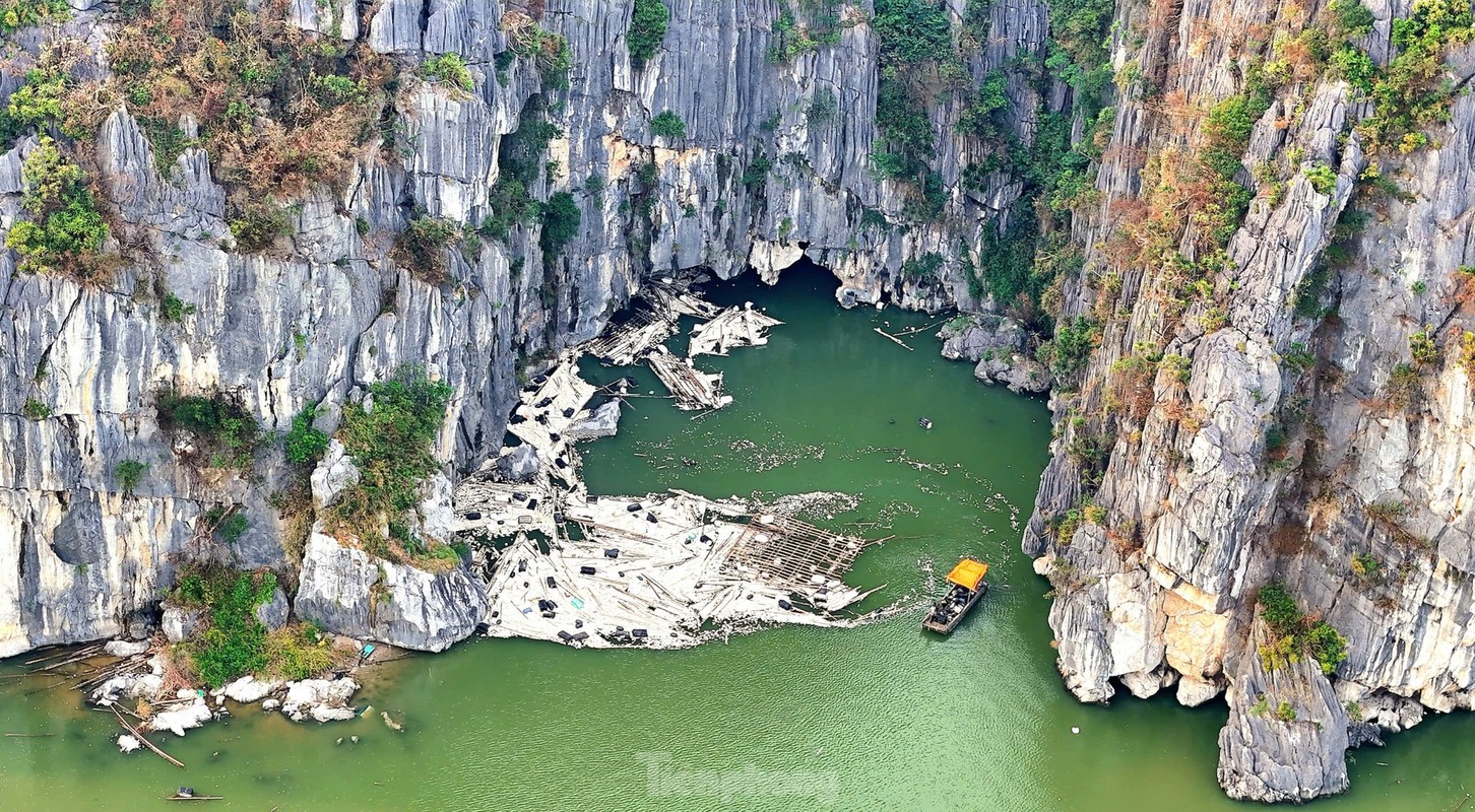 View - 	Lồng bè tan hoang sau bão Hạ Long đối mặt với sự cố môi trường