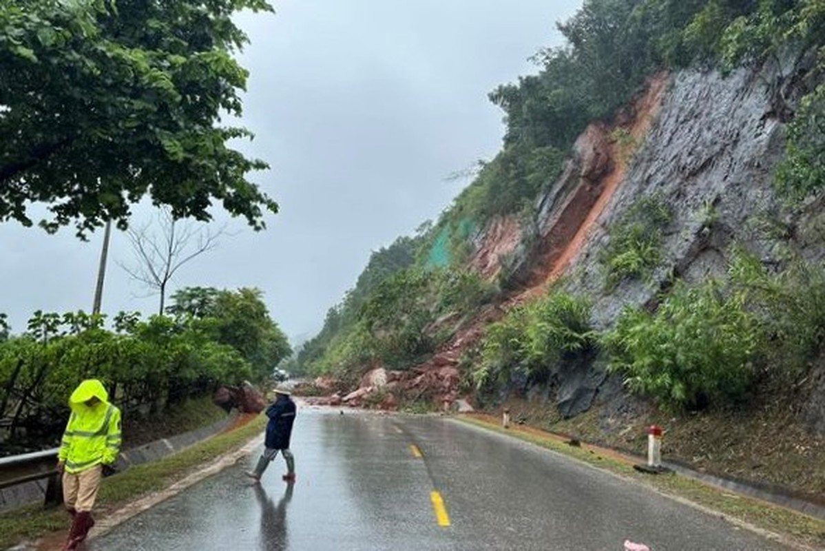 Toan canh vu sat lo tren Quoc lo 6, 8 nguoi bi thuong-Hinh-11