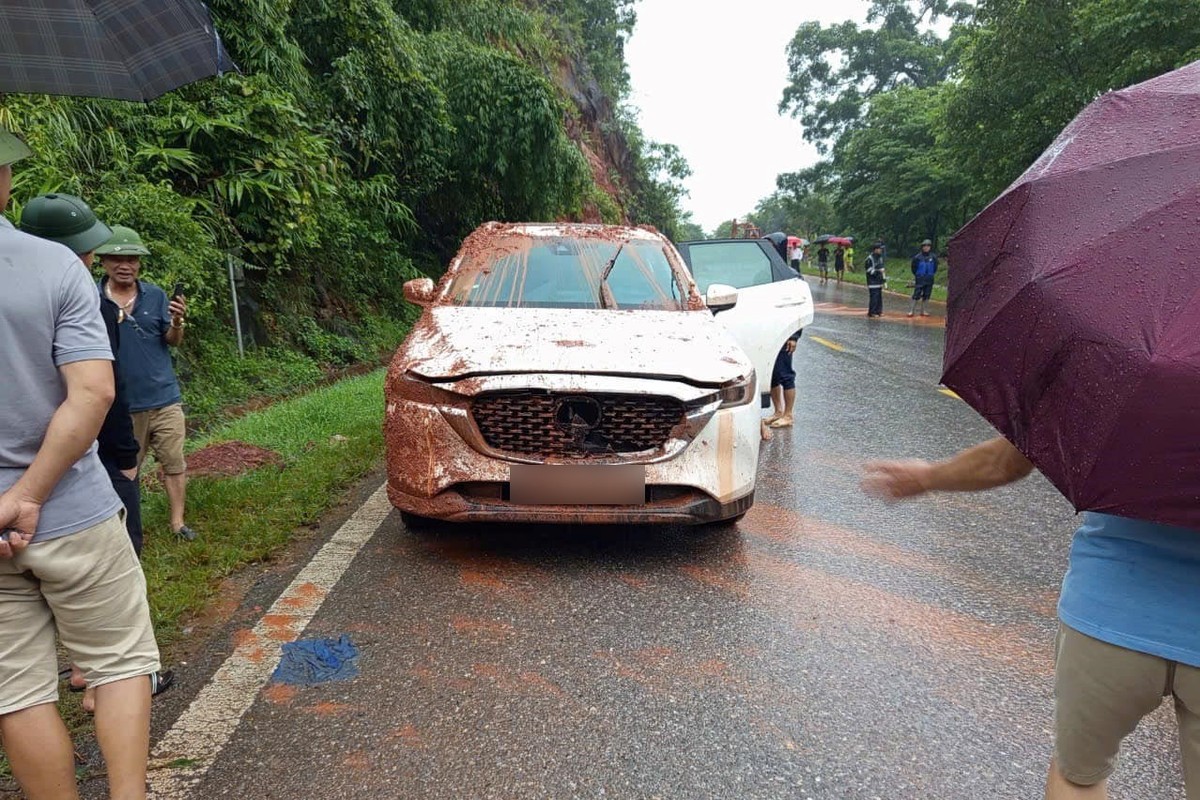 Toan canh vu sat lo tren Quoc lo 6, 8 nguoi bi thuong-Hinh-14