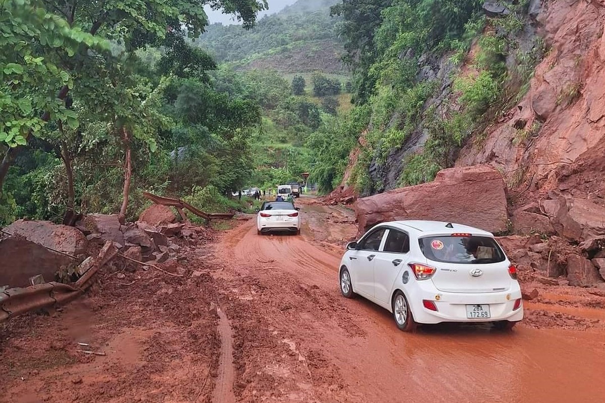 Toan canh vu sat lo tren Quoc lo 6, 8 nguoi bi thuong-Hinh-15