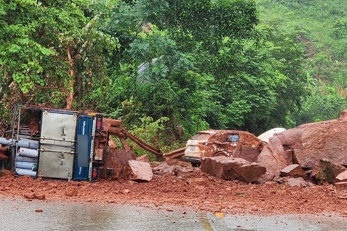 Toan canh vu sat lo tren Quoc lo 6, 8 nguoi bi thuong-Hinh-5