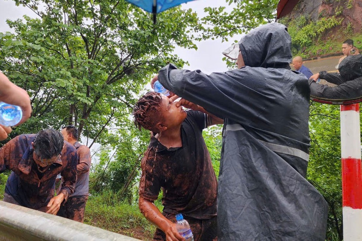 Toan canh vu sat lo tren Quoc lo 6, 8 nguoi bi thuong-Hinh-8