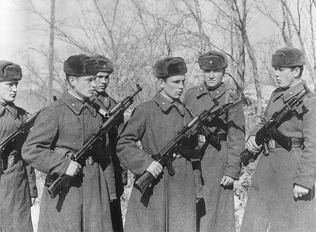 Советские военные участвовали в конфликтах в. Советская армия. Солдат Советской армии. Солдат Советской армии 1960. Советская армия 1970.