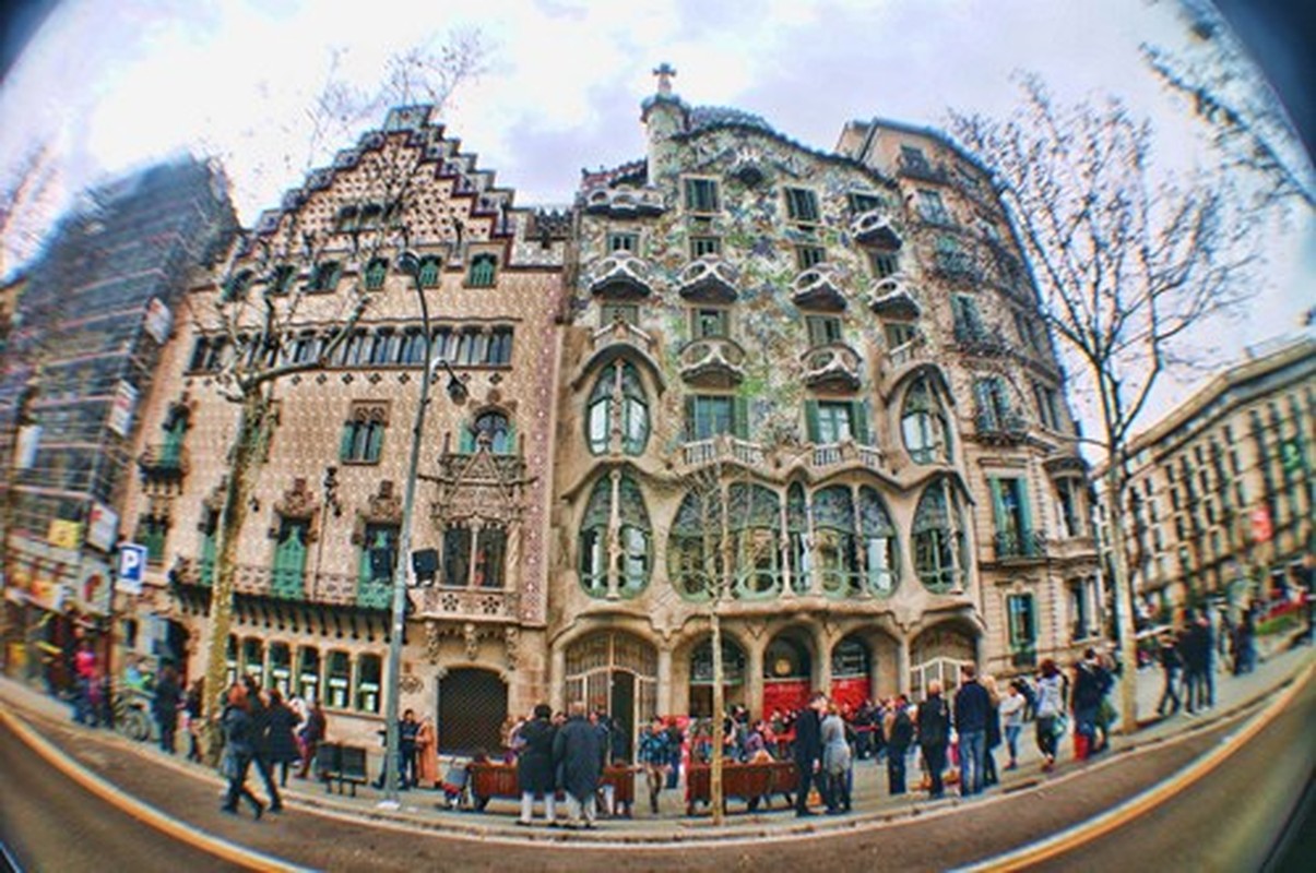 Ngam toa nha xuong cot tram tuoi quai la o Barcelona-Hinh-8