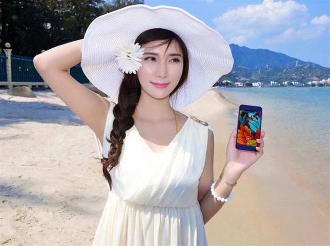 Ngam “tien nu bikini” tao dang cung smartphone-Hinh-2