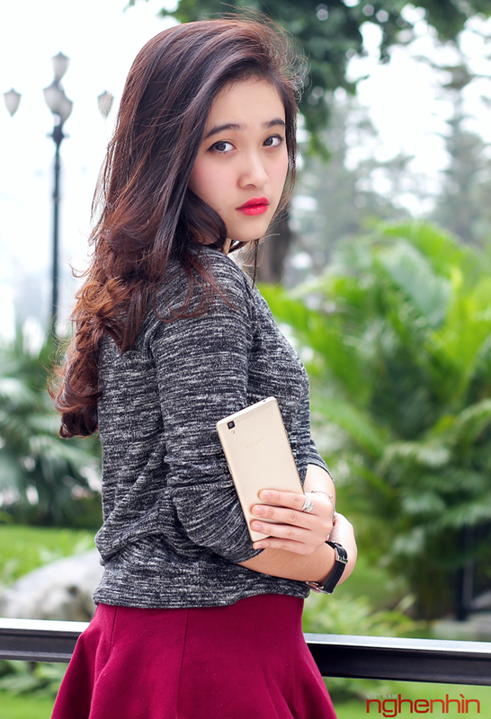 Ngam nu sinh quyen ru cam dien thoai Oppo R7s vang kim-Hinh-3