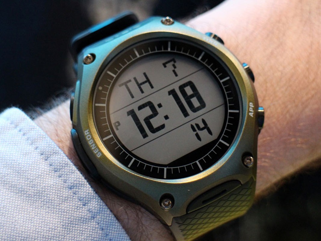 Tren tay chiec smartwatch sieu ben Casio WSD-F10-Hinh-12