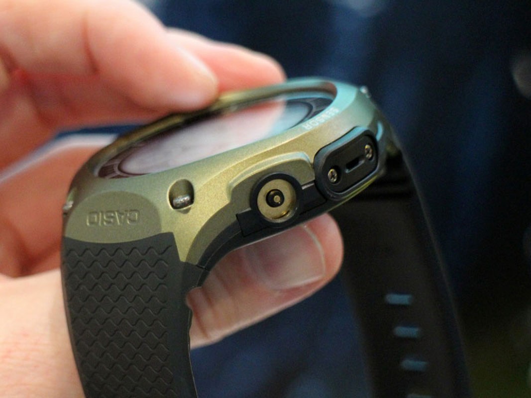 Tren tay chiec smartwatch sieu ben Casio WSD-F10-Hinh-16