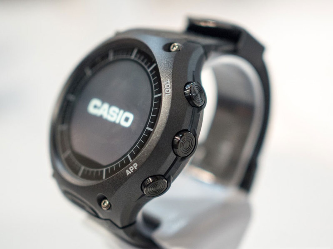 Tren tay chiec smartwatch sieu ben Casio WSD-F10-Hinh-17