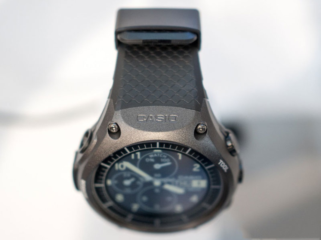 Tren tay chiec smartwatch sieu ben Casio WSD-F10-Hinh-20