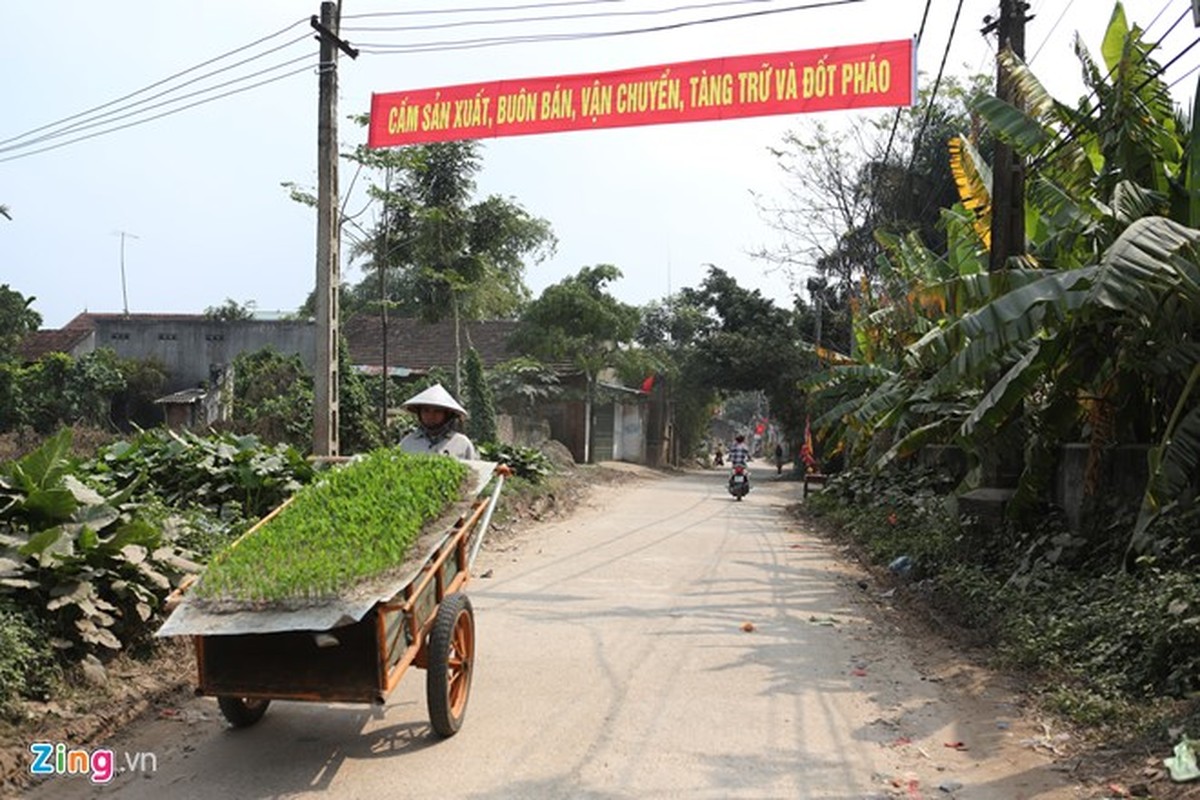 Xác pháo trải đỏ khu dân cư ở Vĩnh Phúc