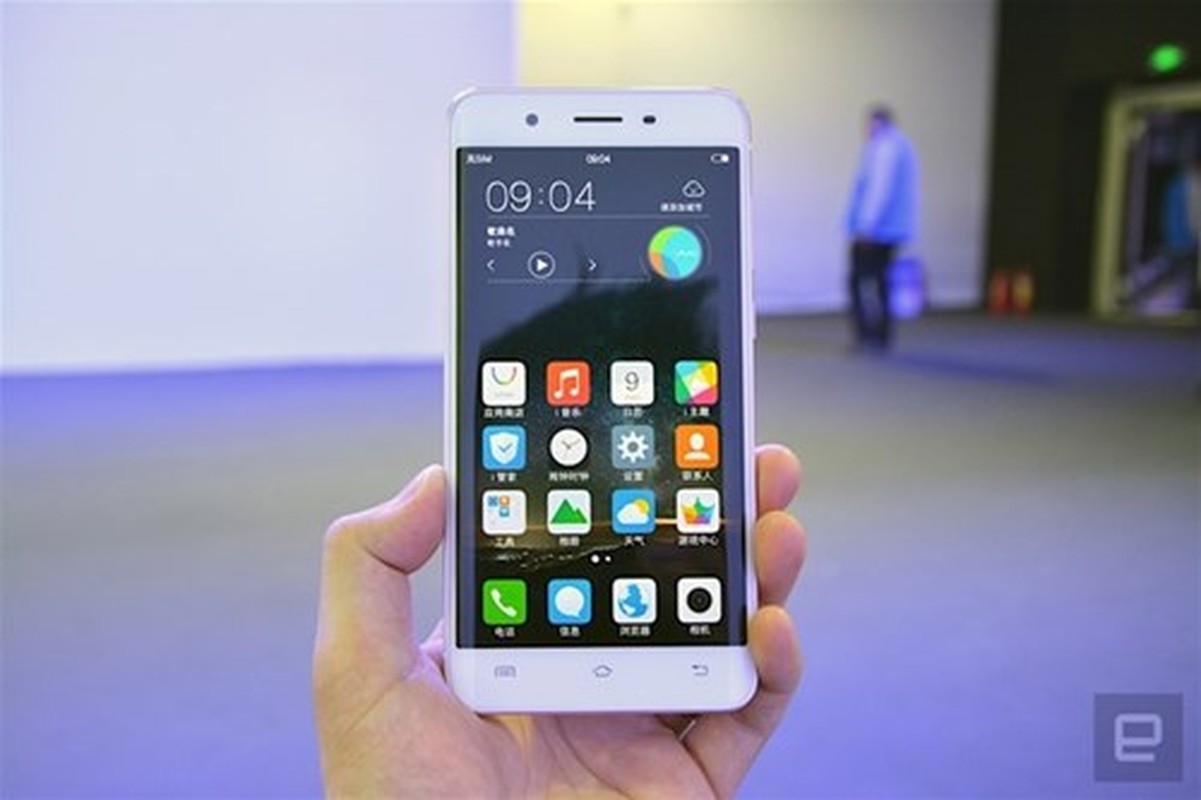 Can canh smartphone man hinh cong, RAM 6 GB “ba dao“-Hinh-5