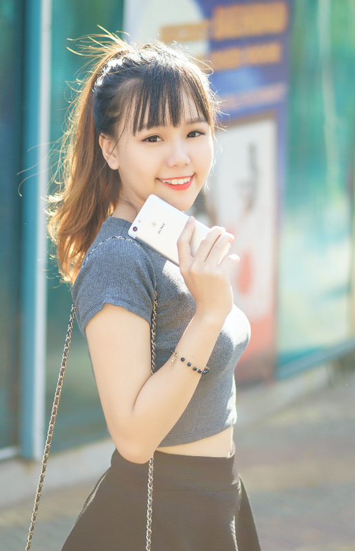 Ngam hot girl 'tren tay' dien thoai Gionee M5 mini gia re-Hinh-3