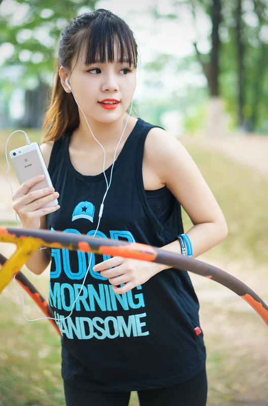 Ngam hot girl 'tren tay' dien thoai Gionee M5 mini gia re-Hinh-8