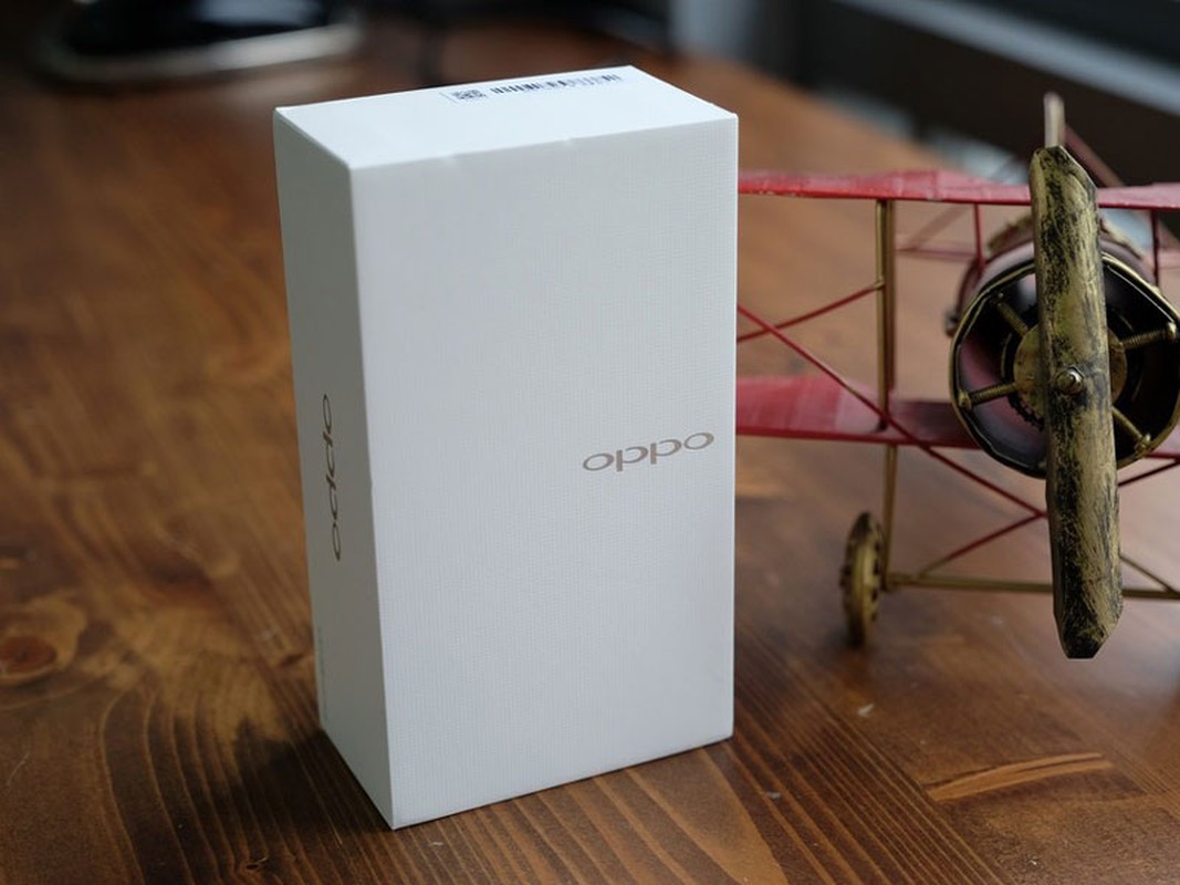 Can canh dien thoai Oppo R9: “Ban sao” cua iPhone 6s Plus