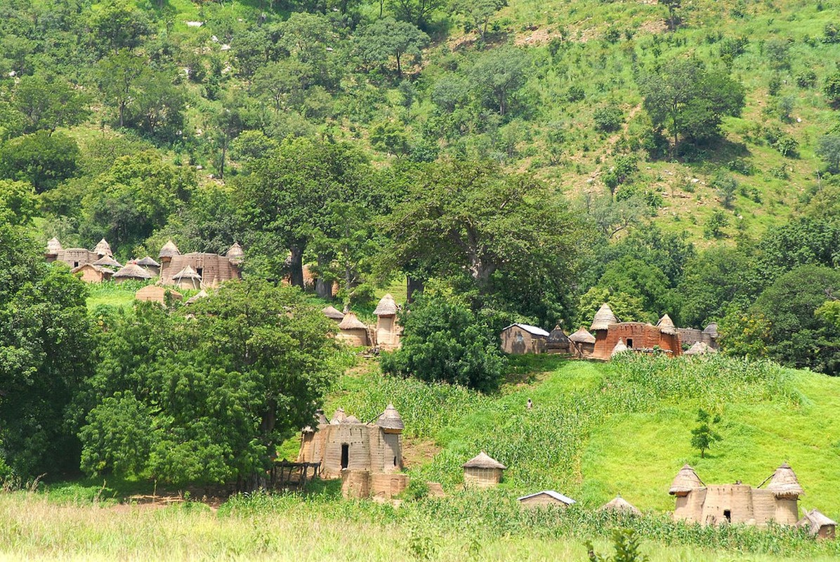 Kham pha ngoi lang bun dat doc nhat vo nhi o chau Phi