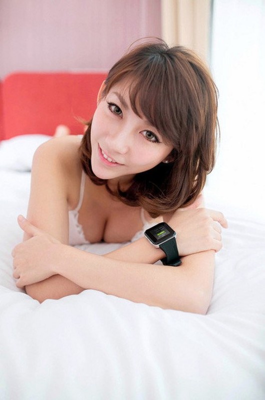 Ngam hot girl cuc goi cam khoe smartwatch-Hinh-6