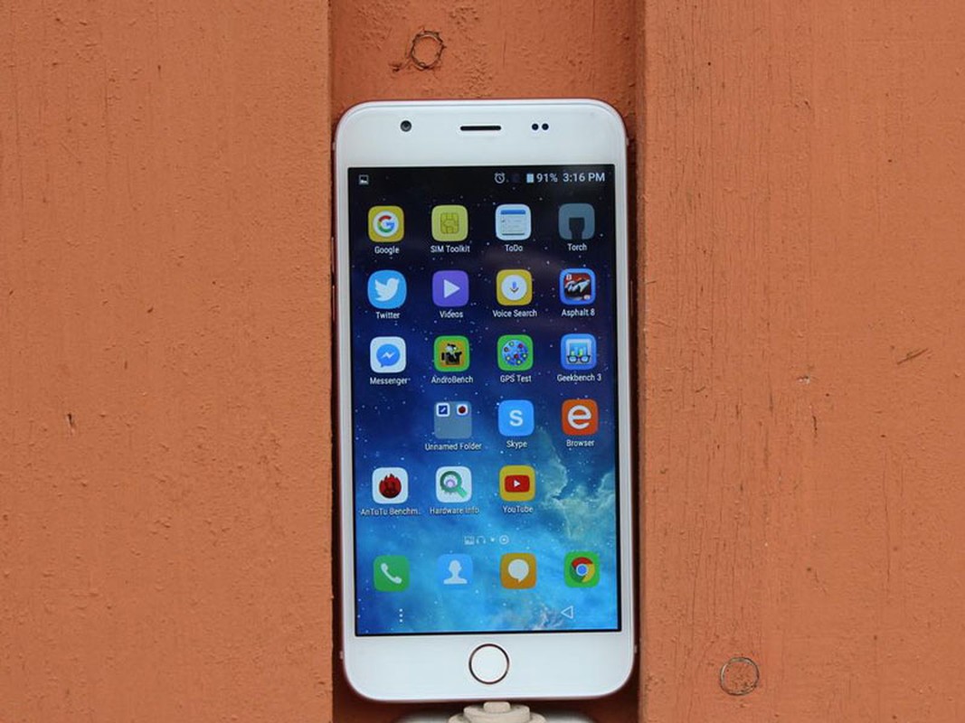 Soi smartphone giong het iPhone 6s Plus, gia re khong tuong-Hinh-7