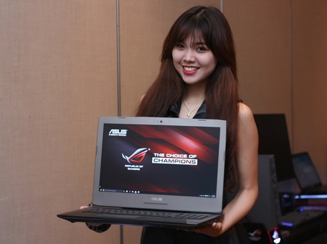 Can canh laptop choi game Asus ROG G752 gia gan 50 trieu dong