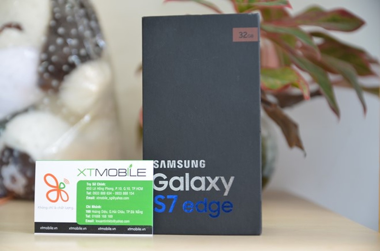 Mo hop dien thoai Samsung Galaxy S7 edge vang hong dau tien o VN