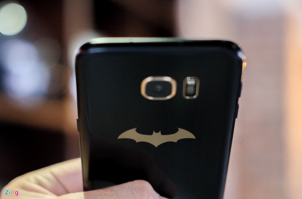 Mo hop dien thoai Samsung Galaxy S7 edge ban Batman chinh hang-Hinh-15