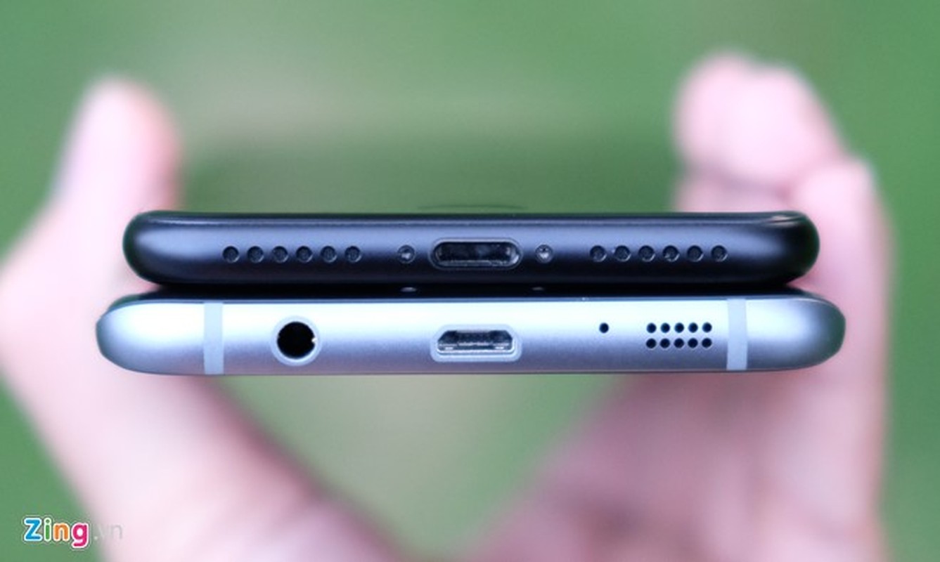 Xem phien ban mau den cua Galaxy S7 edge va iPhone 7 do dang-Hinh-5