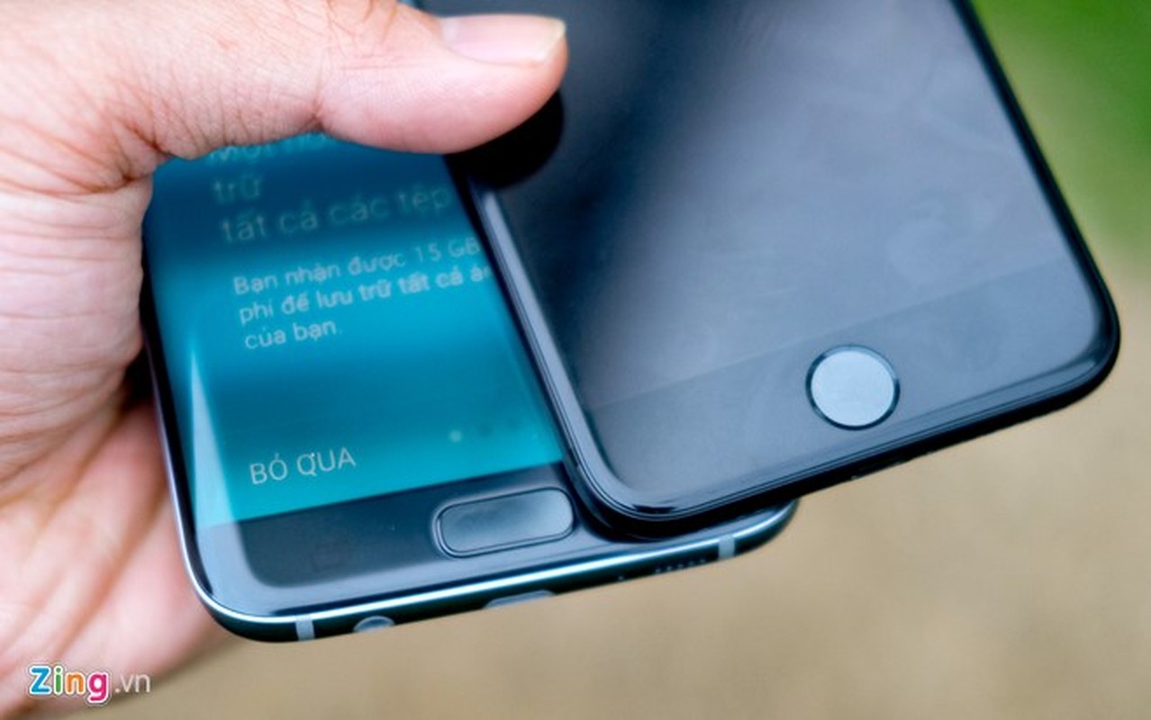 Xem phien ban mau den cua Galaxy S7 edge va iPhone 7 do dang-Hinh-6