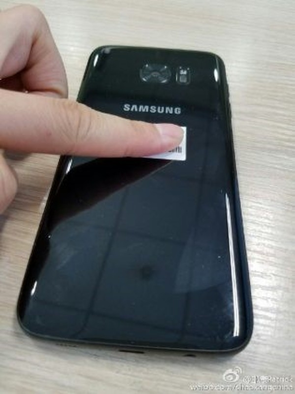 Ro ri hinh anh dien thoai Galaxy S7 mau den bong-Hinh-3