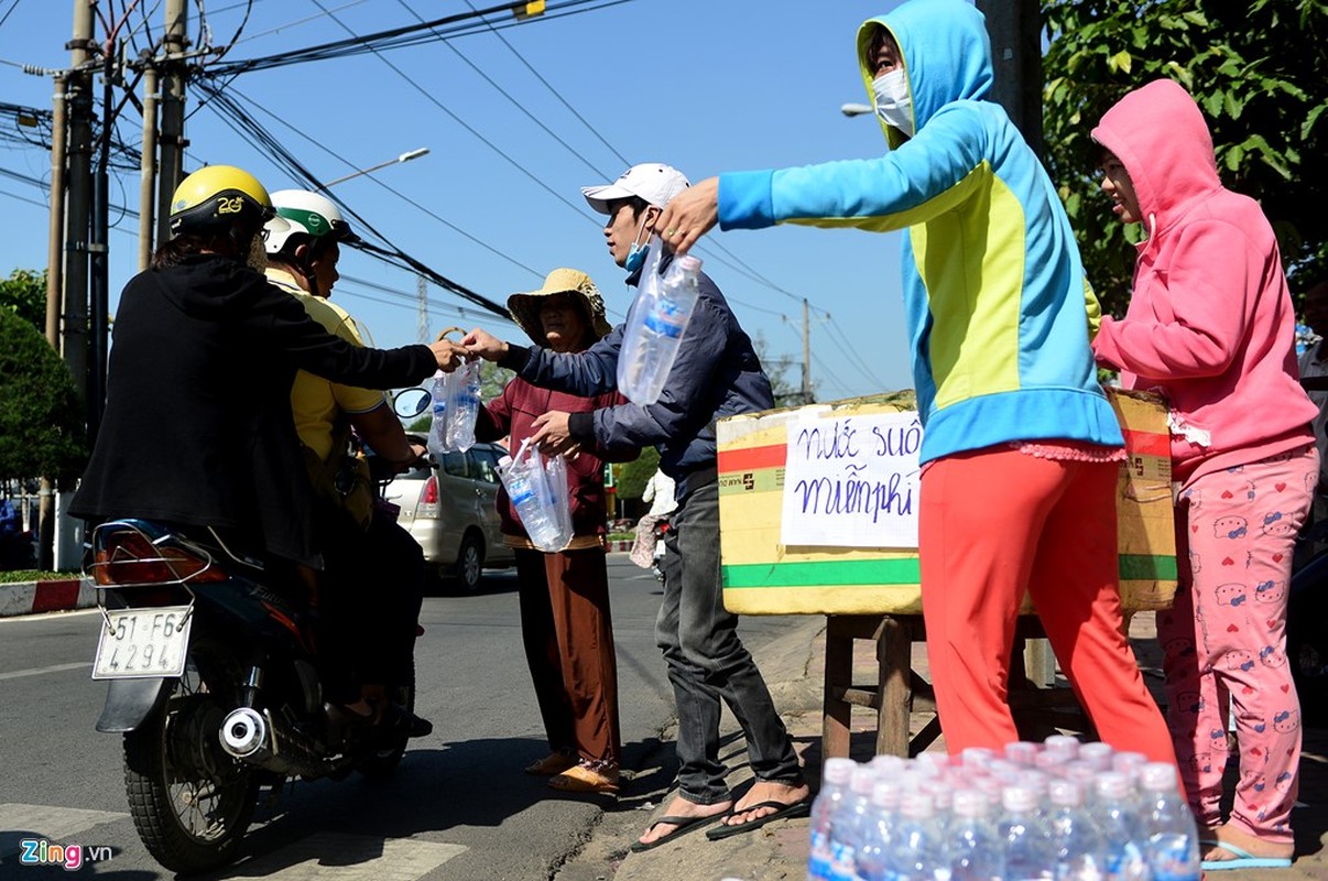 Tuyen duong an uong mien phi ngay ram o Binh Duong