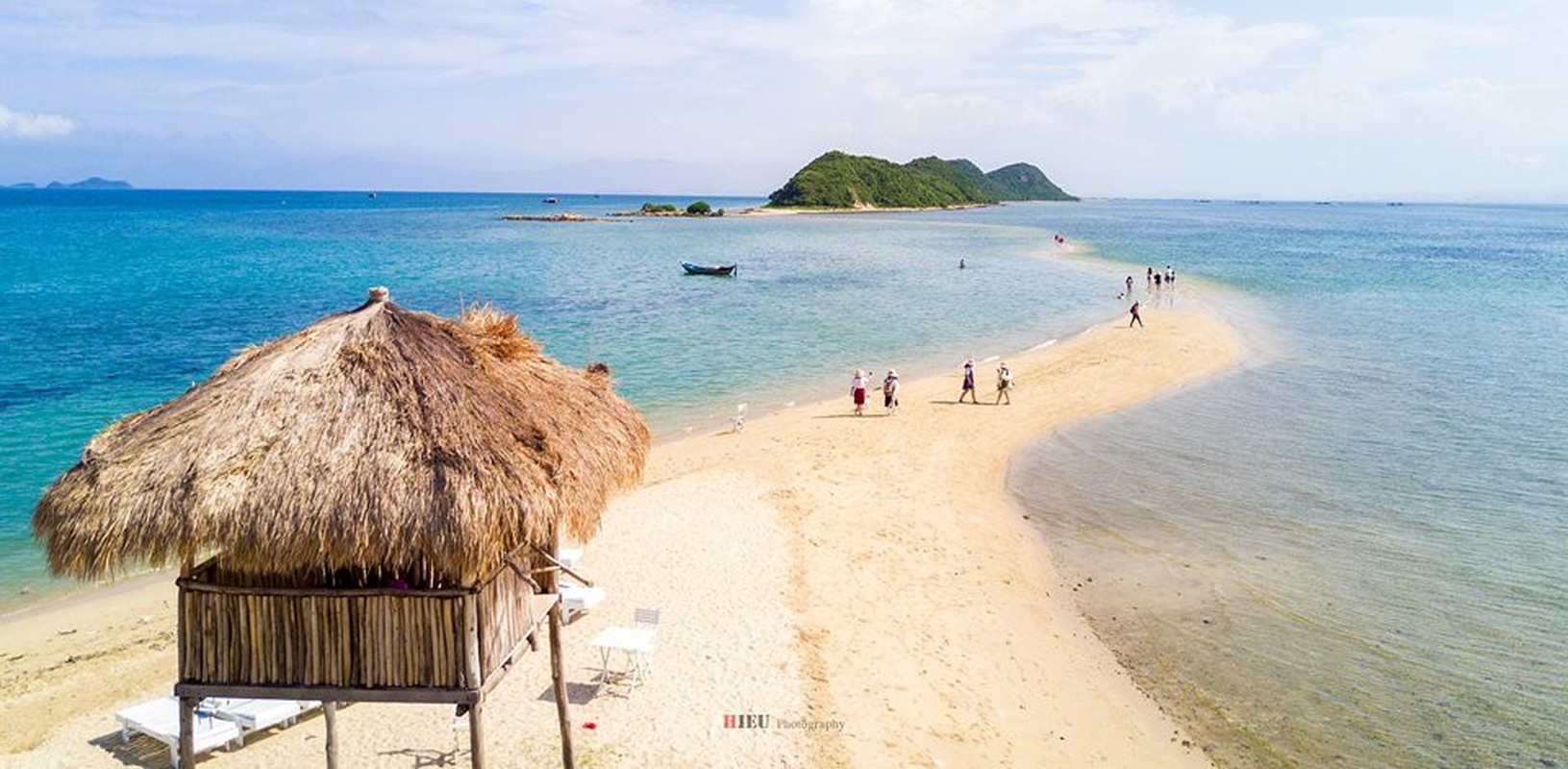 Con duong xuyen bien tuyet dep tai Khanh Hoa nhin tu tren cao