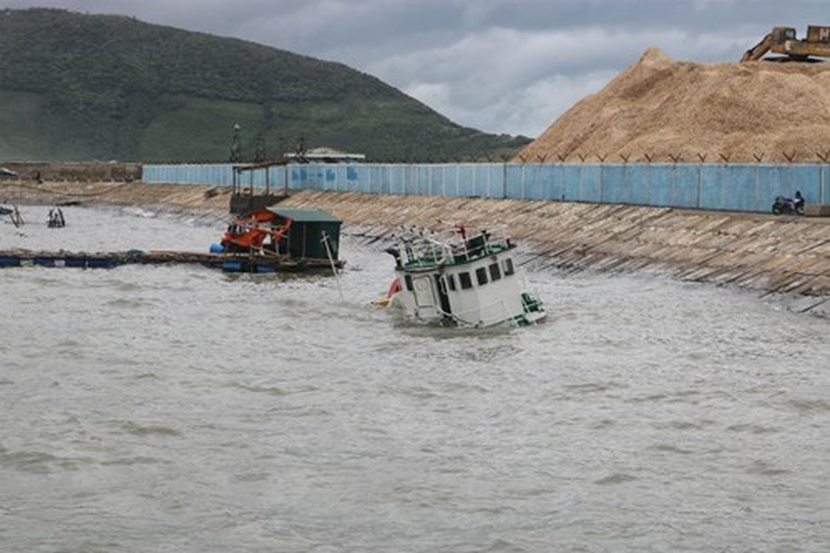 Dan Quang Binh truc vot tung manh tau ca vo vun sau bao-Hinh-6