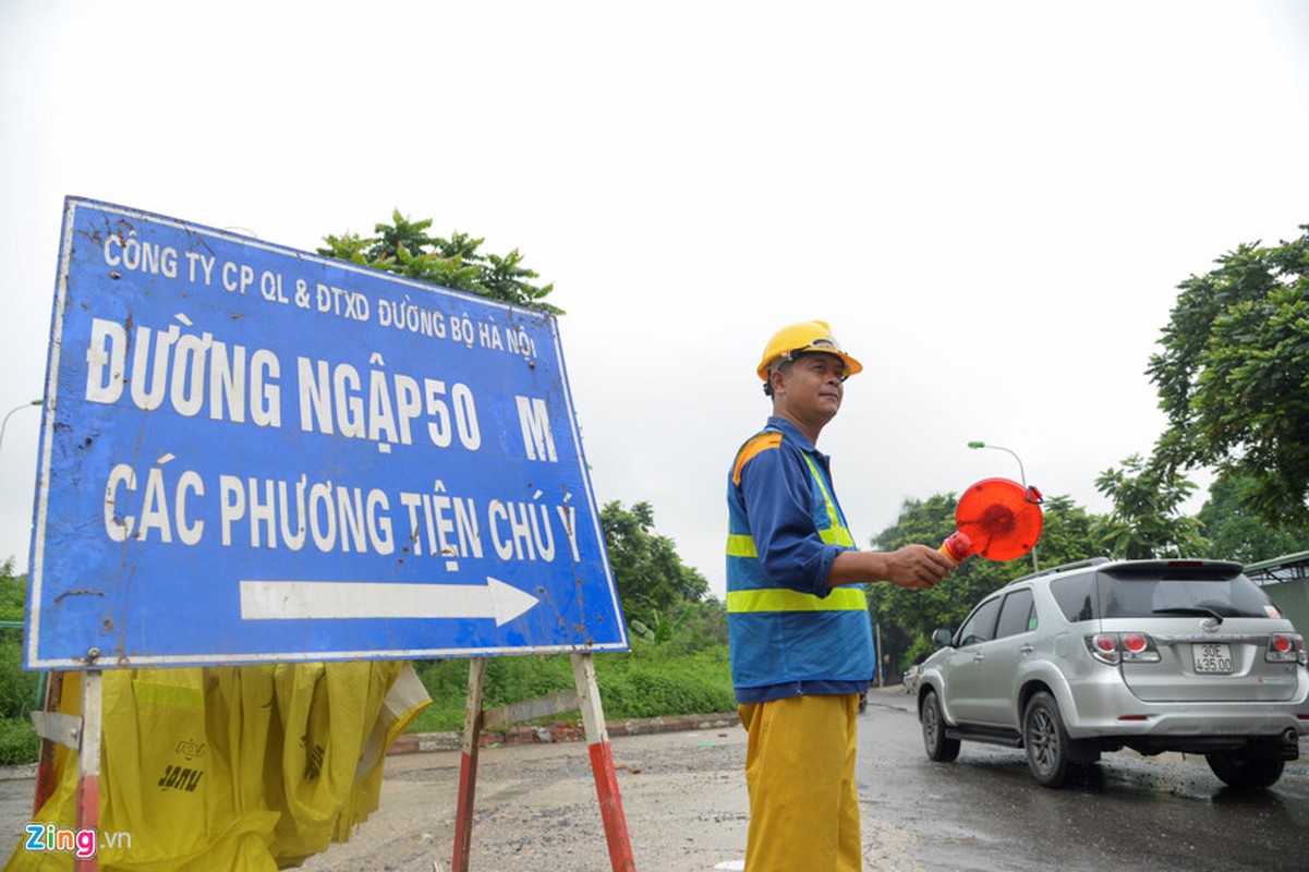 Xe “doi song” vuot ham chui dai lo Thang Long mot ngay sau mua ngap