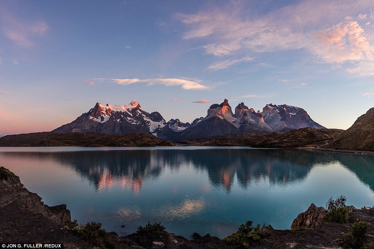 Patagonia: Địa lý Quốc gia nói rằng những cảnh quan núi đồi, màu xanh nước biển làm cho chuyến bay mùa đông dài tới Patagonia giá trị. Hình ảnh là Vườn Quốc gia Torres del Paine, chỉ mở cửa trong những tháng mùa đông