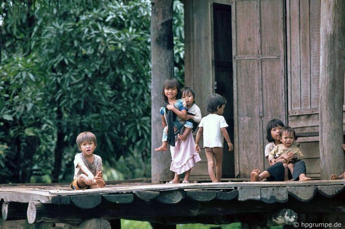 Làng Ede Tom Tua: Trẻ em