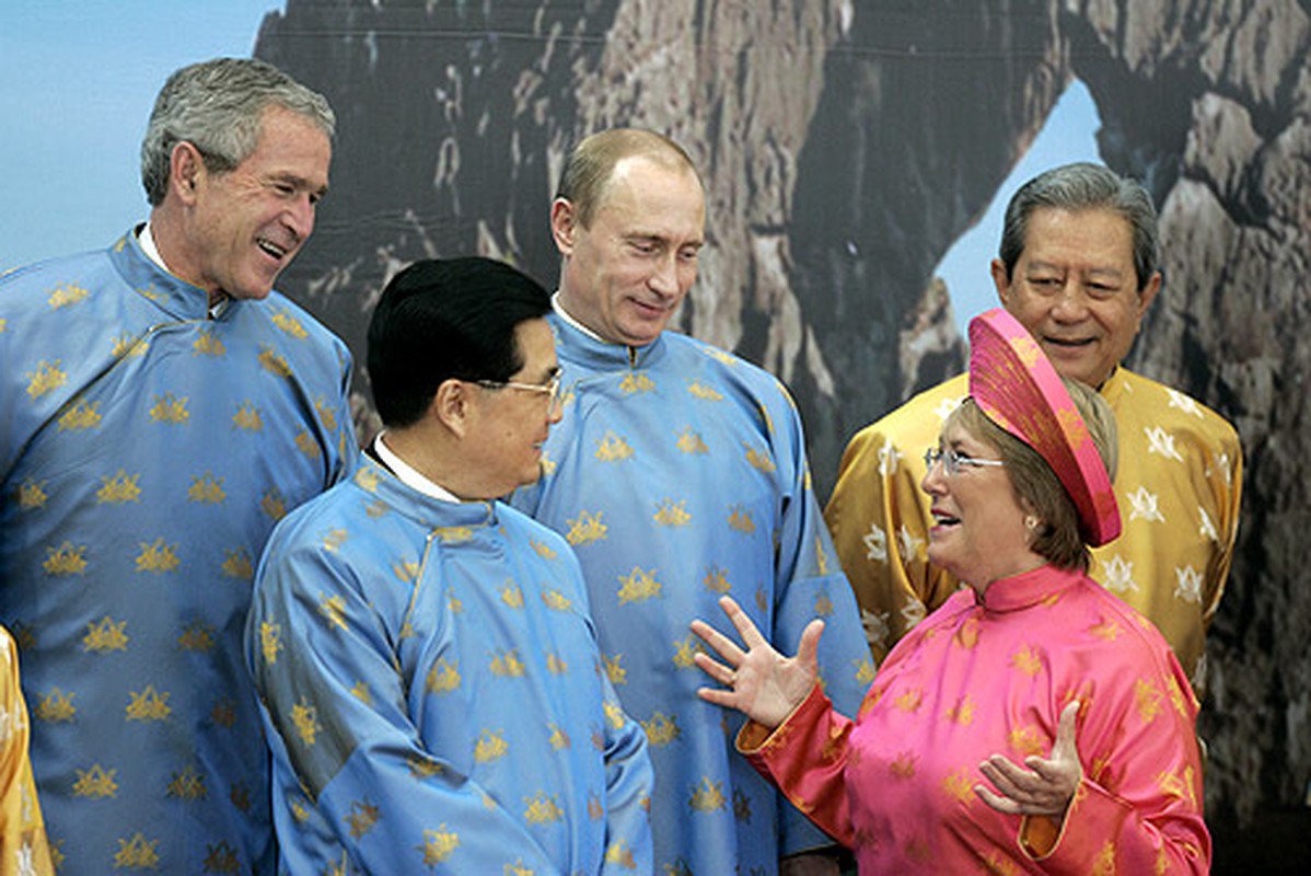 File:Vladimir Putin at APEC Summit in Vietnam 18-19 November 2006-13.jpg