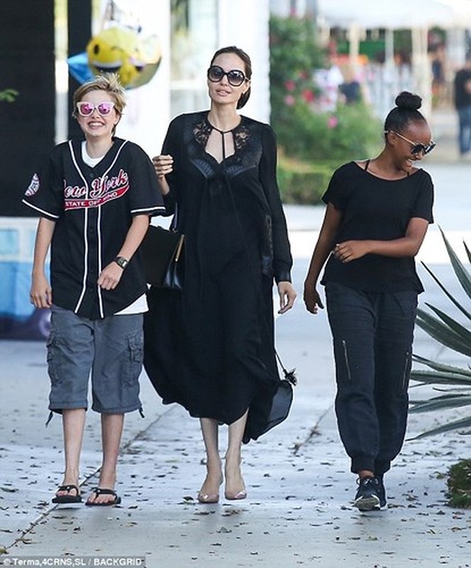 Angelina Jolie rang ro, vui ve di mua sam cung con giua on ao ly hon-Hinh-11