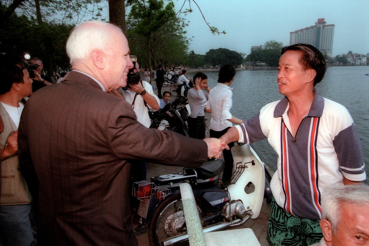 Anh kho quen ve chuyen tham Ha Noi nam 2000 cua ong McCain-Hinh-2