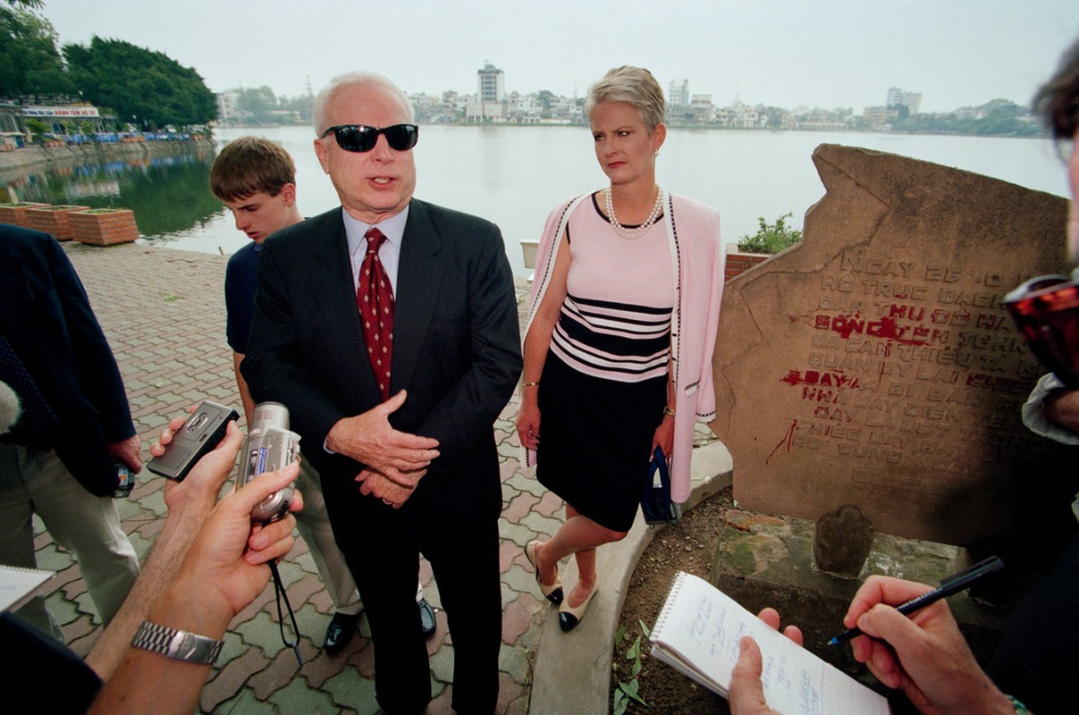 Anh kho quen ve chuyen tham Ha Noi nam 2000 cua ong McCain-Hinh-4