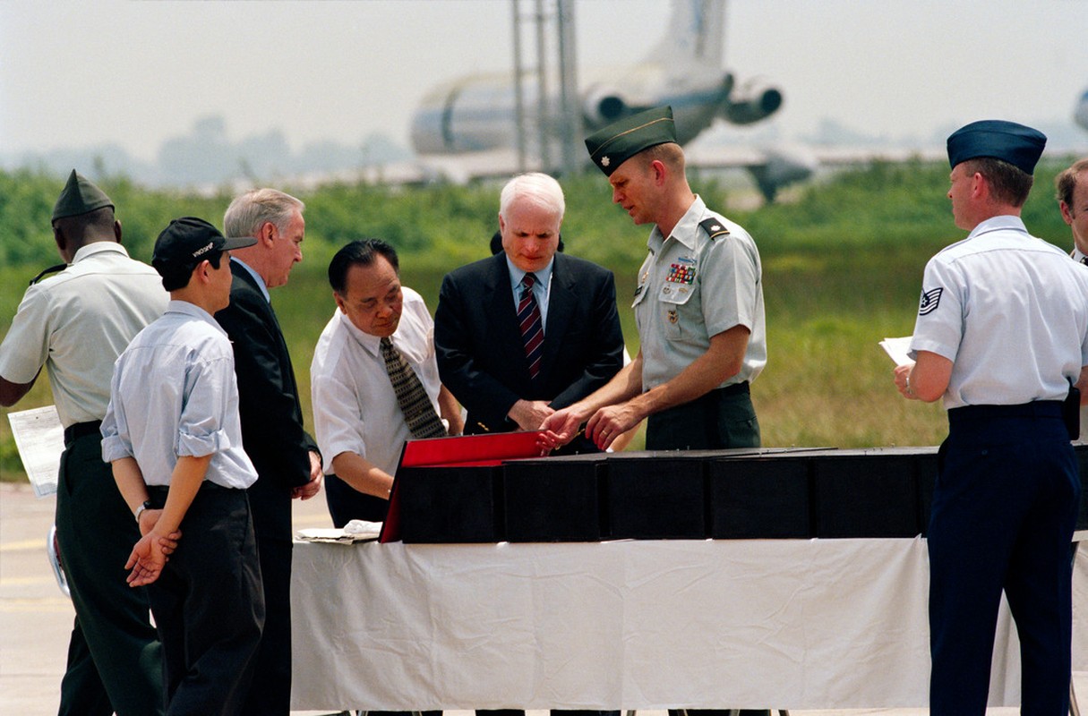 Anh kho quen ve chuyen tham Ha Noi nam 2000 cua ong McCain-Hinh-9