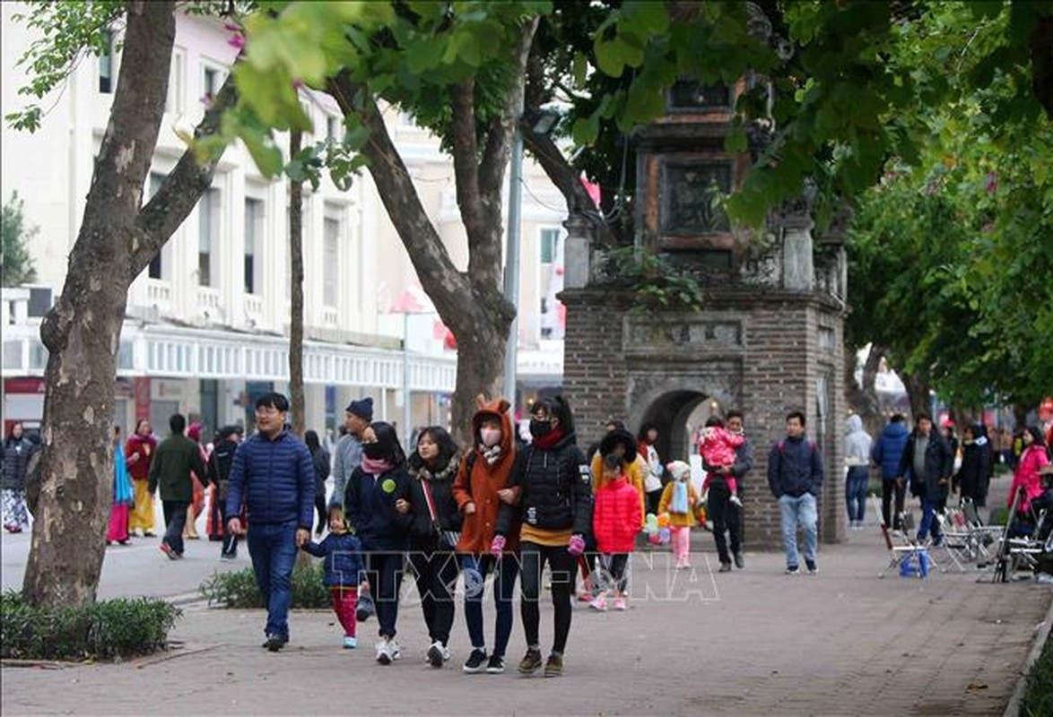 Hinh anh ngay dau nam moi o pho di bo Ho Guom, Ha Noi-Hinh-5