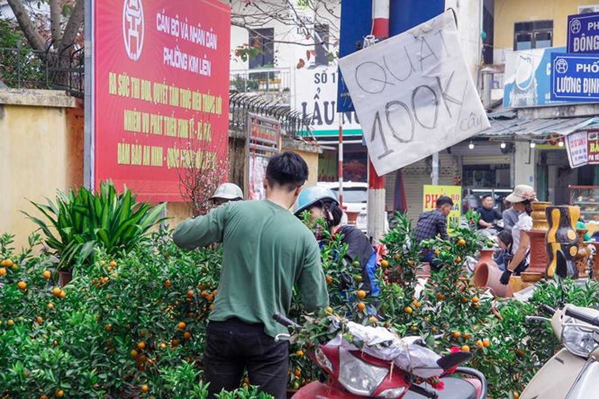 Quat, dao 'dai ha gia' tran ngap pho Ha Noi ngay 30 Tet-Hinh-4