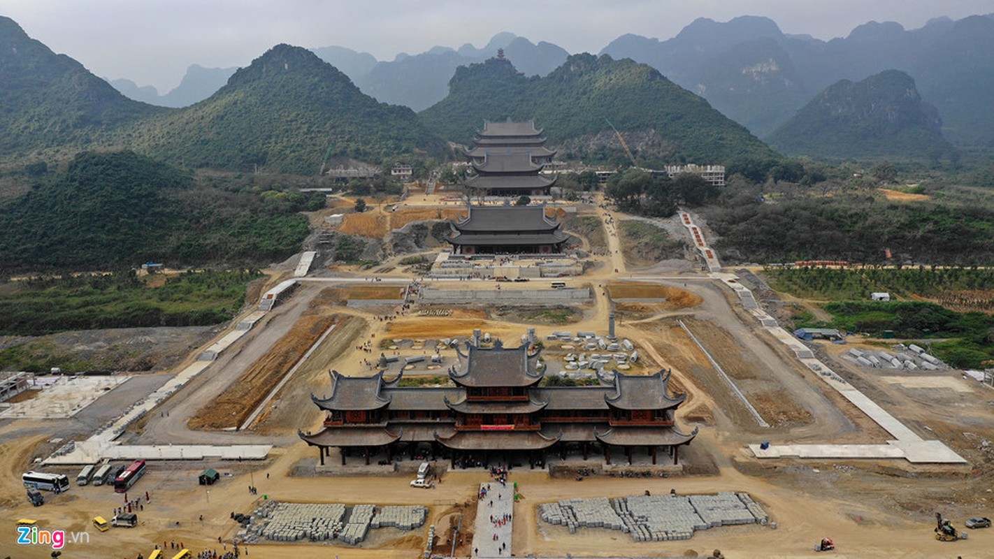 Dong nguoi un un den ngoi chua lon nhat the gioi o Ha Nam